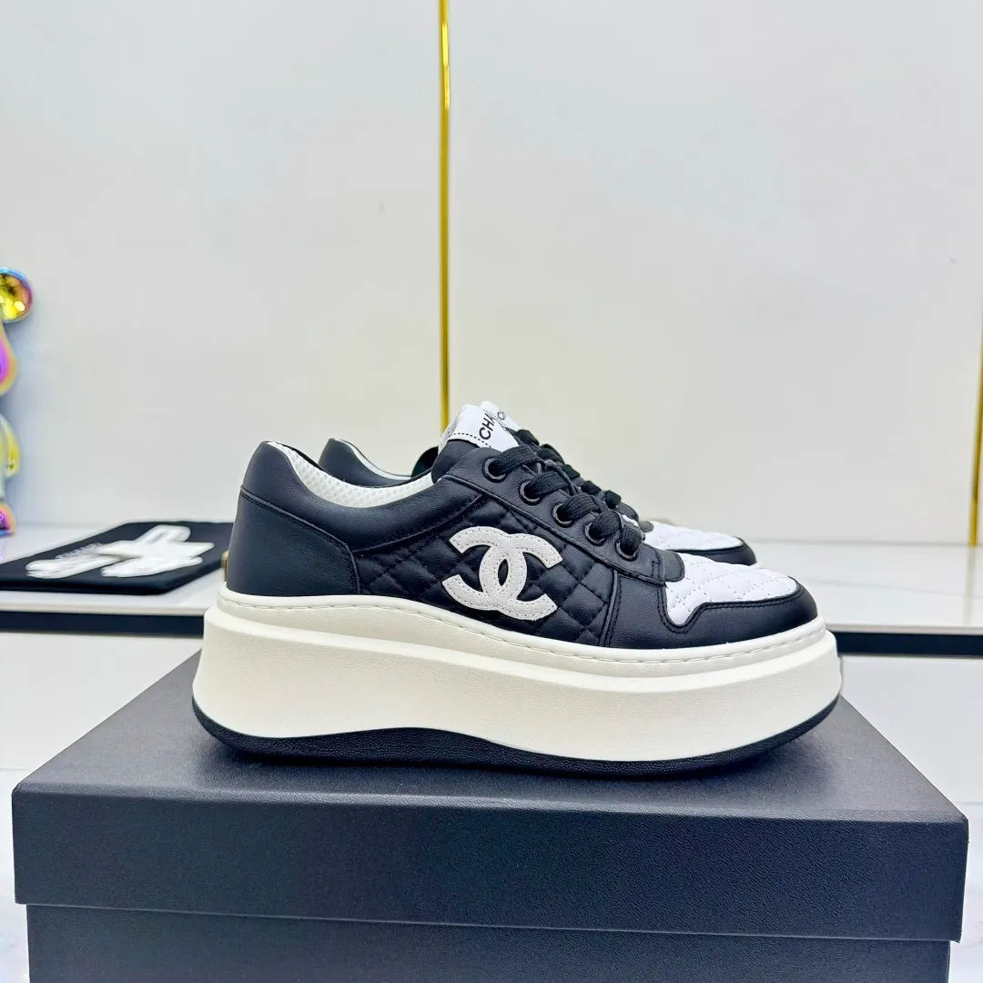 👟👟Ex-factory price 600👟👟 Upgraded version, upgraded version, upgraded version! No rebuttal accepted! ! ! ! Chanel Chanel panda shoes! 2025 counter's top casual sports shoes. This classic design; the upper is electro-embroidered with a variety of techniques; the outsole is fashionable and sporty; the unusual inclusion of a variety of color matching elements... The diversified mix and match is very good-looking and versatile, and can be used for leisure, fashion, sports, and outdoor... ꫛꫀꪝ Go➫ Materials: ❶Upper made of: original imported first-layer silk cowhide + original waterproof cloth + original first-layer cowhide ❷Inner lining: Original Yangli+Net ❸Outsole based on: Original TPU combination outsole Counter boutique packaging complete set for women 35–41 👉 👉 👉 👉 👉